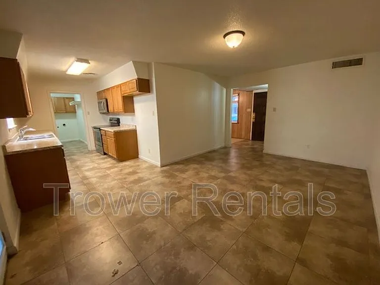 2620 Cambridge St — Photo 11