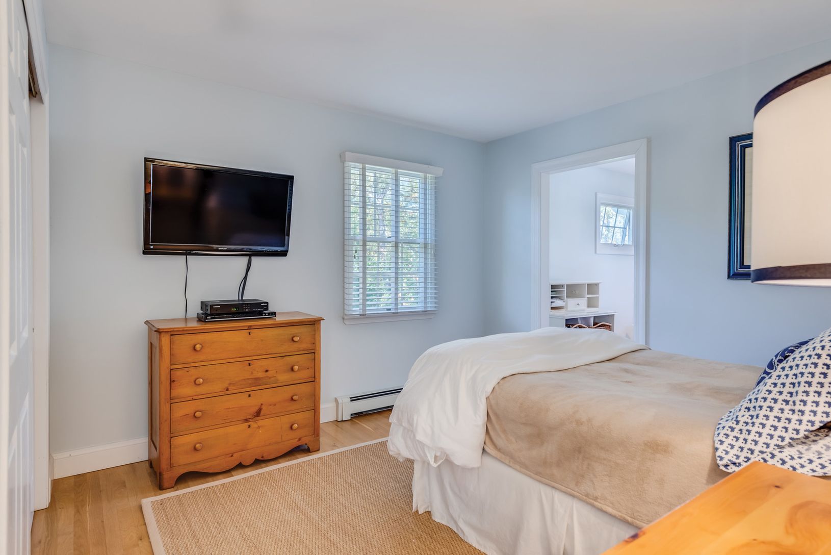  Jr Naster with dressing area 