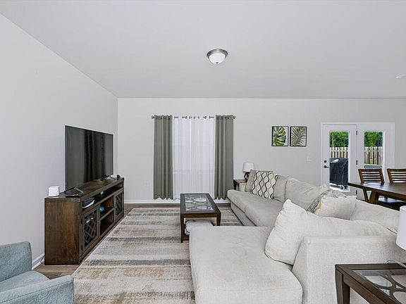 4th image of 1528 Rhodes Pond St