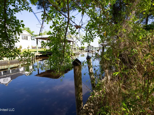 1305 Cove Ave, Ocean Springs, MS 39564
