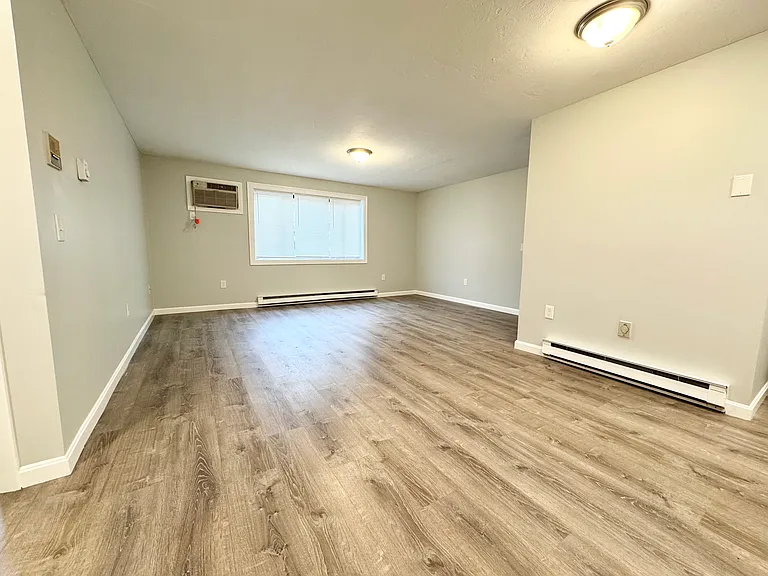 433 Sunderland Rd #E — Photo 5