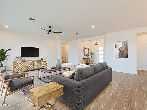 5th image of 929 W Patrick Place