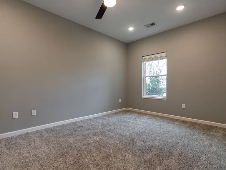 1601 E Main St — Photo 20
