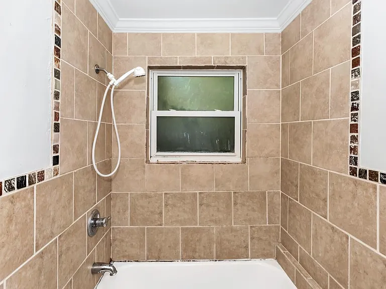 1401 McCullough Ave NE #8 — Photo 4