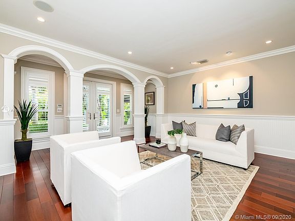 The ceilings are high. The light flows through the large impact doors and windows. The general feeling is peaceful and warm. 