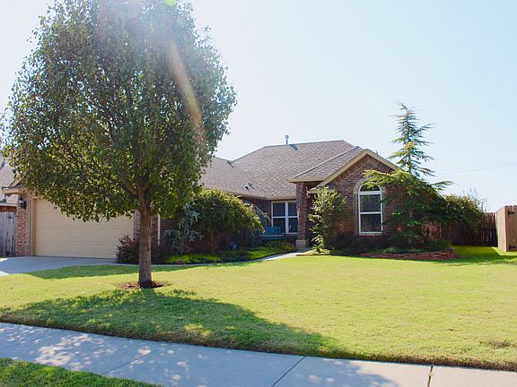 2nd image of 900 Carol Ann Pl