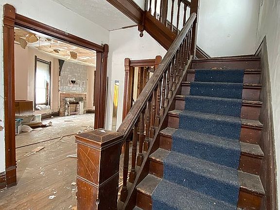 4th image of 315 W 9th St