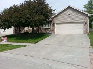 910 Newport Blvd, Lincoln, NE 68521