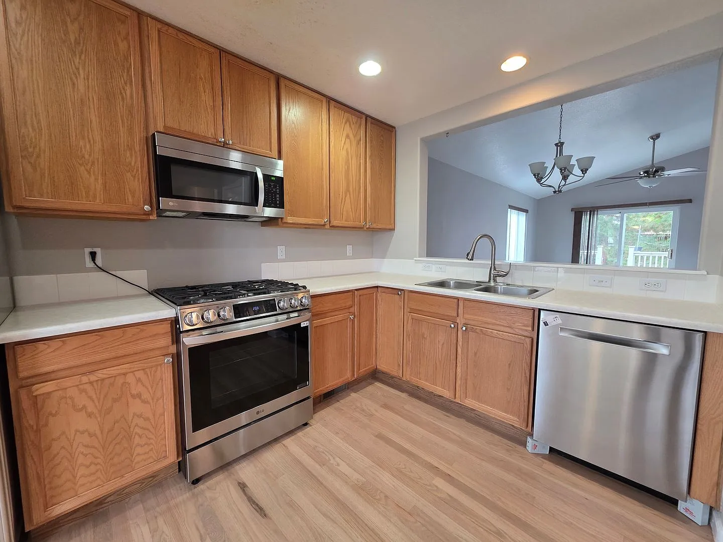 Gorgeous 5 Bed 4 bath Home In Wagon Wheels — Photo 4