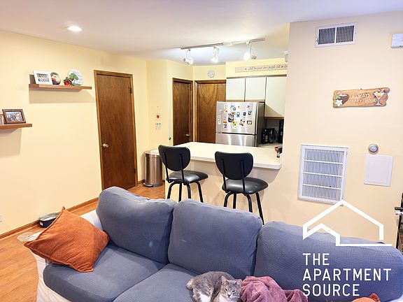 4th image of 715 W Diversey Pkwy APT 2