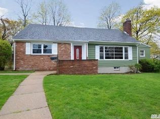 2 Queens St, Huntington, NY 11743