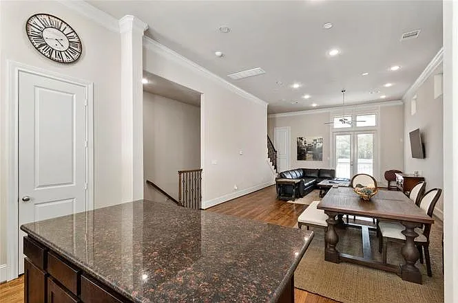 1131 W 21st St — Photo 4