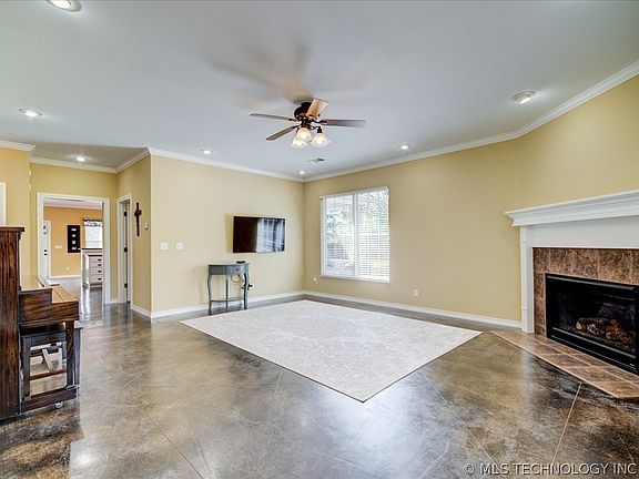 5th image of 610 S Hickory Ave
