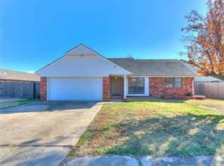 712 Lonnie Ln, Moore, OK 73170