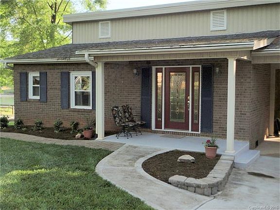 3rd image of 4584 Giles Ave
