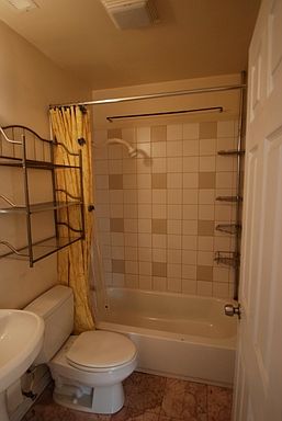 3rd image of 537 N Ashland Ave APT 2R
