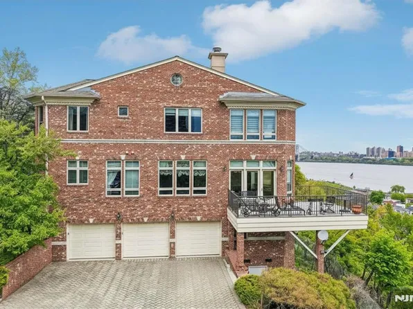 2 Ascot Way, Fort Lee, NJ 07024