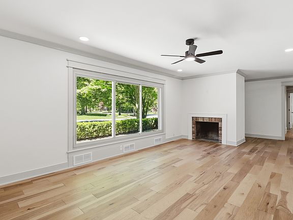 3rd image of 7703 Clarendon Rd