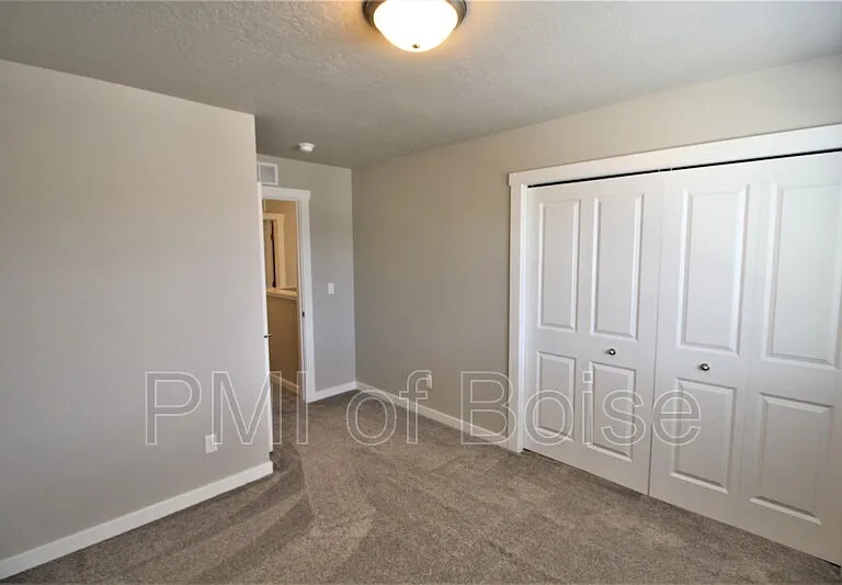 2080 S Hills Ave — Photo 22