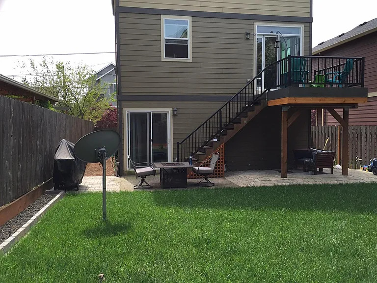 939 NE Roselawn St — Photo 2
