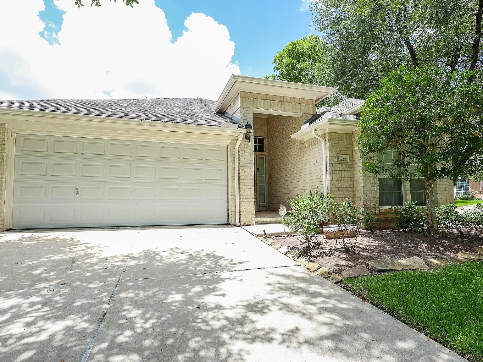 3 bed, 2.0 bath, 2289 sqft, $2,500 — Photo 2