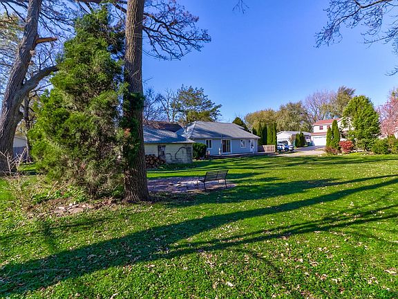 5th image of 279 E Shorewood Dr
