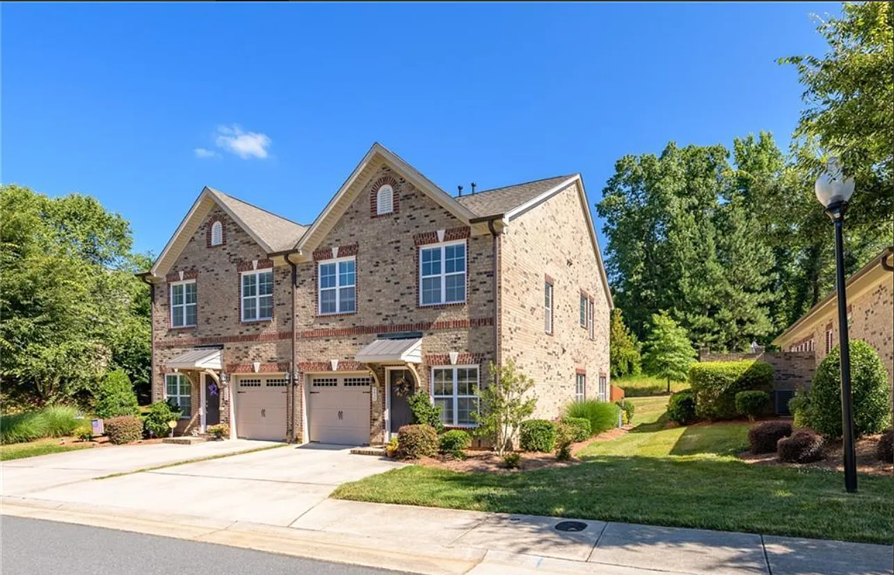 2 bed, 2.5 bath, 1735 sqft, $2,100 — Photo 2