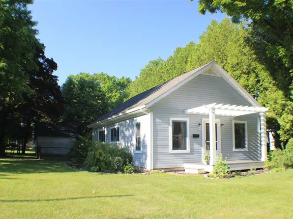 400 W Upright St, Charlevoix, MI 49720