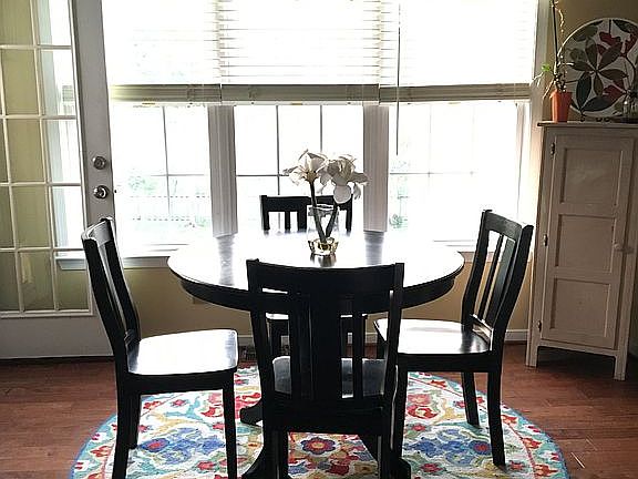 2018 eat in kitchen area 