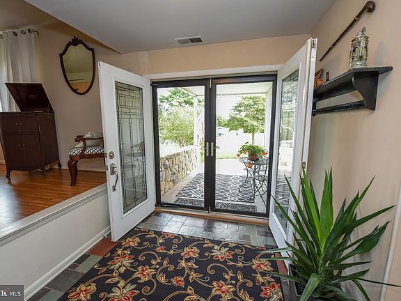 3rd image of 10 Stanford Dr