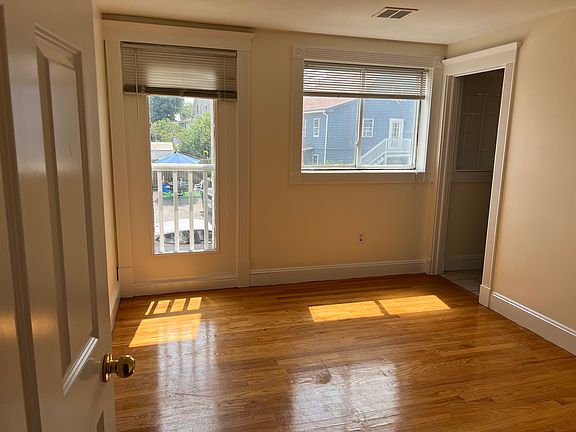 4th image of 144 Washington St APT 3