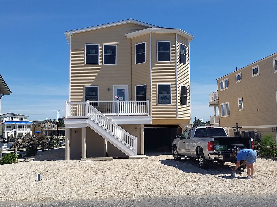 2nd image of 3 Cedars Ave