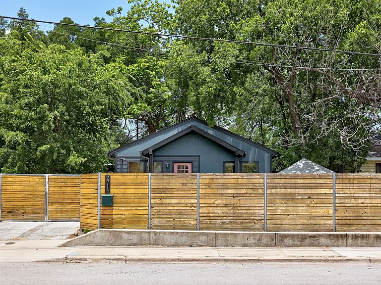 2714 E 2nd St — Photo 34