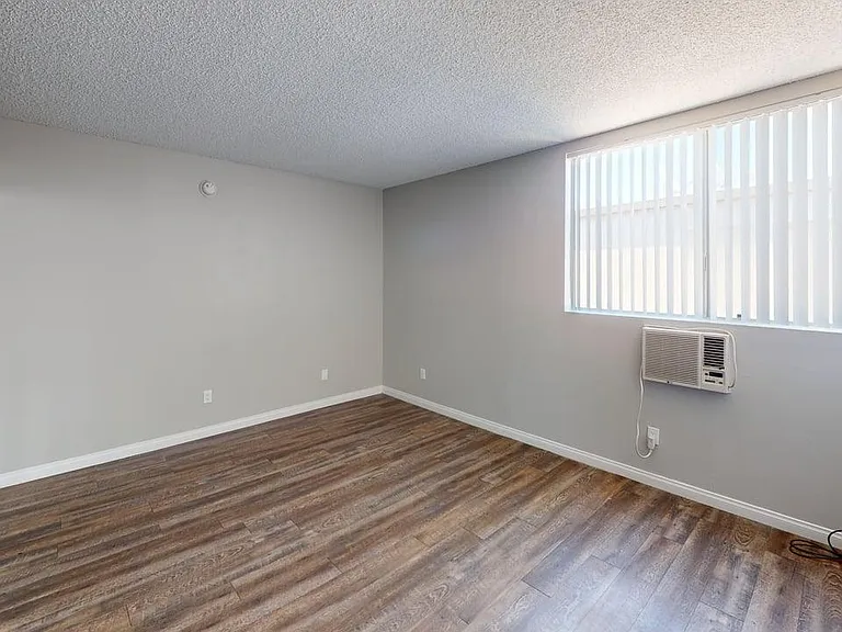 Chateau 16860 Chatsworth Apartments, LLC — Photo 11