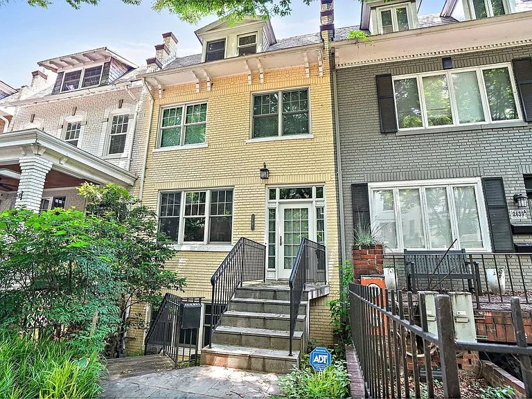 2641 Woodley Pl NW — Photo 2