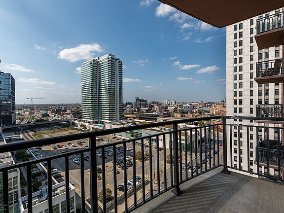 5th image of 330 N Jefferson St APT 1307