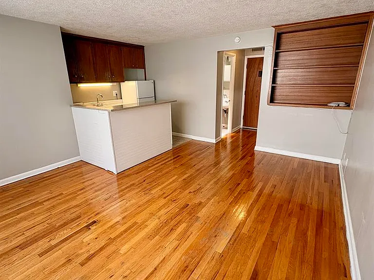 Corona Manor Apartments — Photo 21