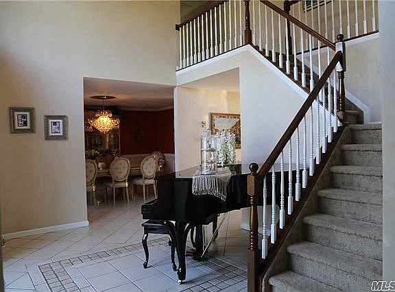 4th image of 24 Chateau Dr