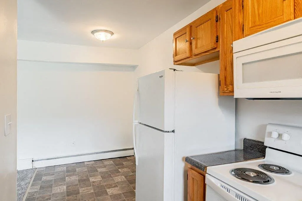 Edgewater Gardens Apartment Homes — Photo 2