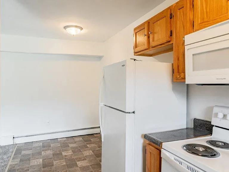 Edgewater Gardens Apartment Homes — Photo 2