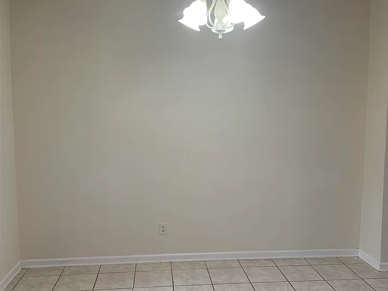 211 Royal Palms Ave — Photo 5