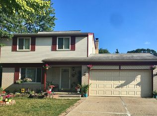 2716 Rainbow Dr, Troy, MI 48083