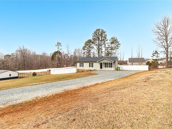 3rd image of 2069 Darwick Rd