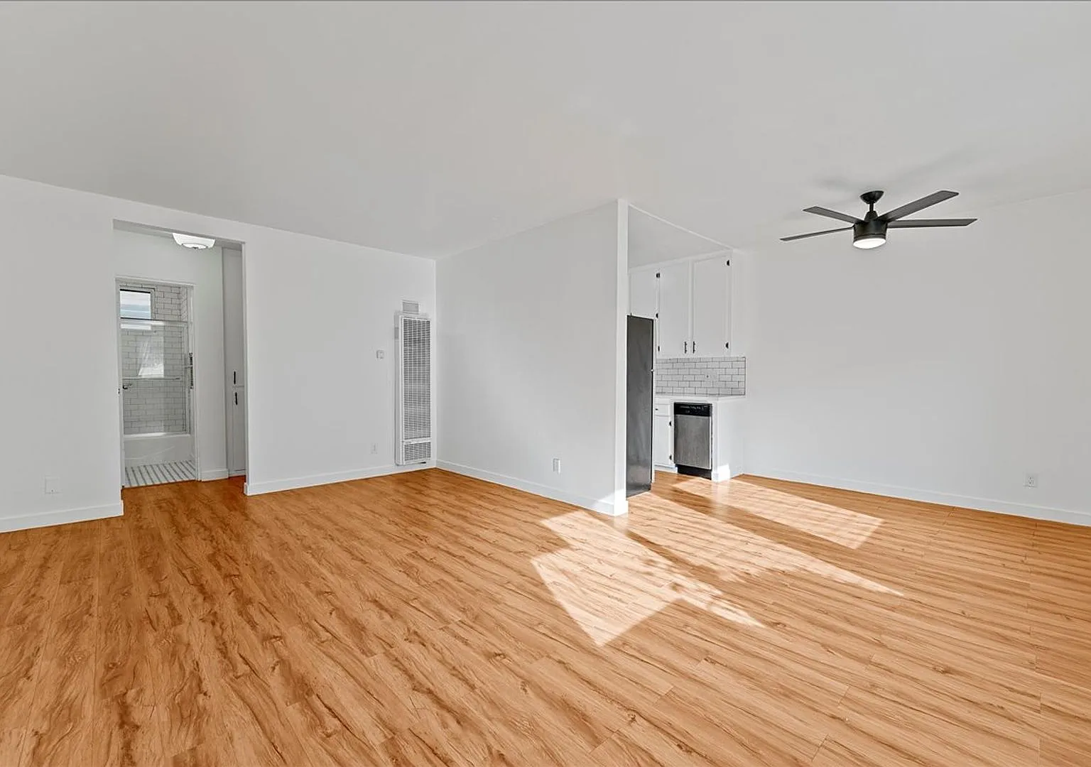 Beautiful North Hollywood Apartment! — Photo 1