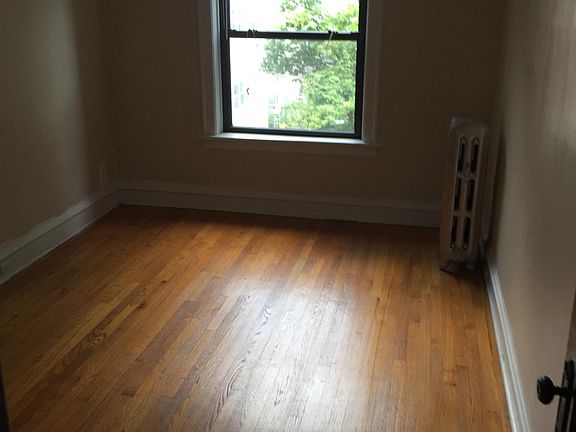 3rd image of 2419 W Sunnyside Ave