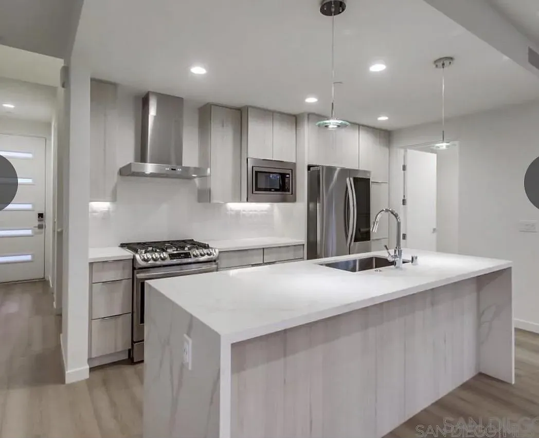 3 bed, 2.5 bath, 1892 sqft, $3,999 — Photo 2