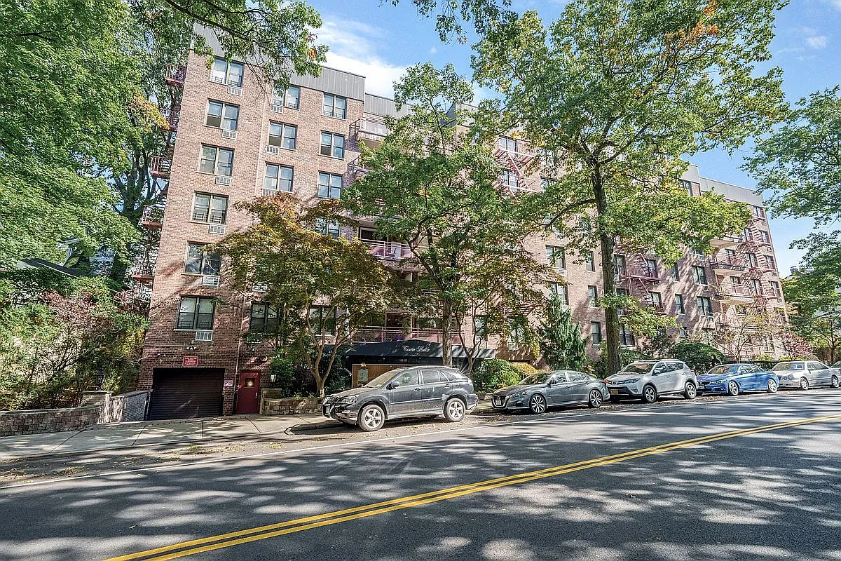 4325 Douglaston Pkwy APT 1H photo 1