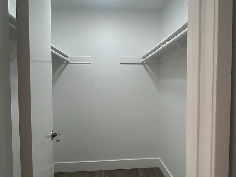 Park West Apartments — Photo 16
