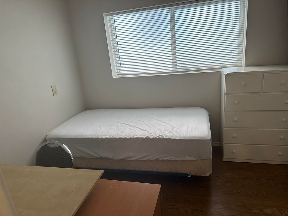 1st image of 4307 11th Ave NE #5
