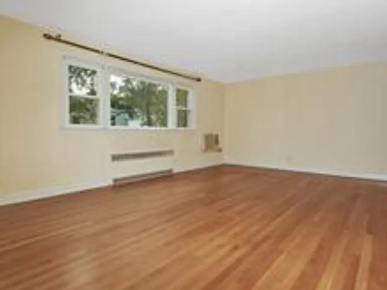 Dinsmore Pl — Photo 3